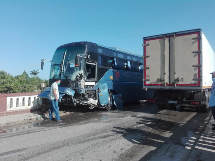 Accidente del tránsito en Sancti Spíritus deja dos fallecidos y tres heridos al impactarse una guagua Yutong con un auto particular