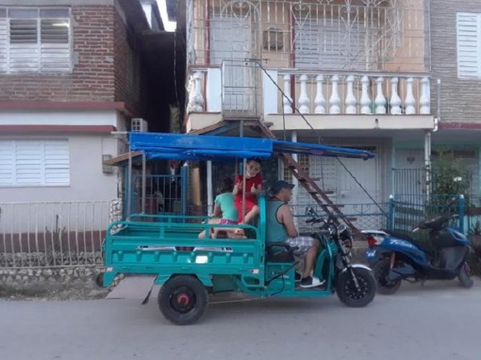 Prohíben a los dueños de triciclos eléctricos en Cuba que transporten personas sentadas en la parte trasera del vehículo