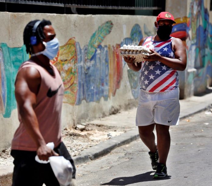 En el mercado negro los cubanos venden ya el arroz por 80 pesos la libra, los frijoles por 60 pesos y una botella de aceite por hasta 250 pesos