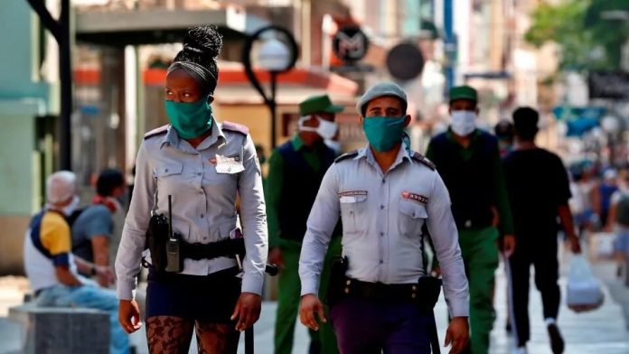 Anuncian que aumentarán el número de inspectores en La Habana para poner multas a los que hagan estancia en los parques, visiten las playas o practiquen ejercicios en la vía pública