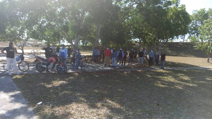 Afiliados de Trust Investing realizan manifestación frente al Gobierno de Las Tunas y son rodeados por la Policía
