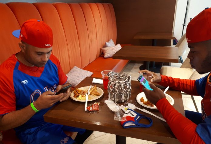 Gobierno cubano publica fotos de los peloteros del equipo de béisbol que están en Florida con sus móviles en las manos, después de los fuertes rumores del aislamiento al que están sometidos