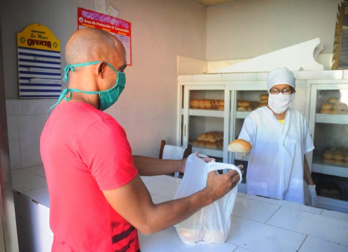 En Santiago de Cuba comienzan a experimentar con harina de maiz para el pan de la libreta por la escasez de harina de trigo