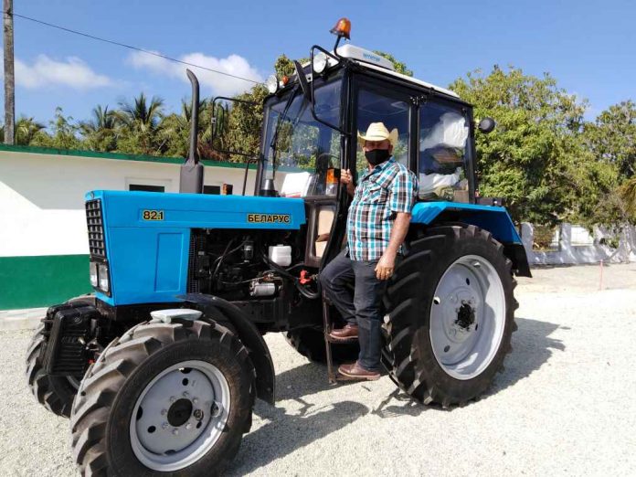 Campesino cubano gastó 27 mil dólares en comprarle un tractor al Gobierno y ahora dice que es el hombre más feliz del mundo y hasta le agradece a la Revolución