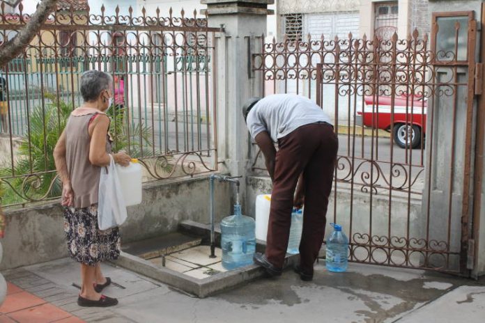 En Santa Clara, los cubanos tienen que acudir a los 