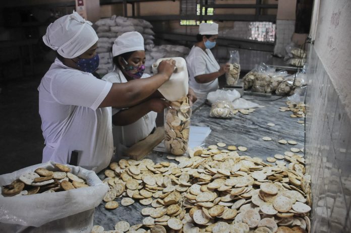 Gobierno cubano anuncia que reducirá al mínimo la venta liberada de pan, galletas y dulces en La Habana pues no tienen harina para producirlos