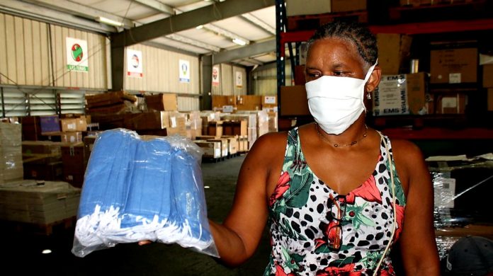 Mientras decenas de países ya empiezan a retirar el uso obligatorio de mascarillas, ahora Cuba anuncia que está lista para producir miles por día