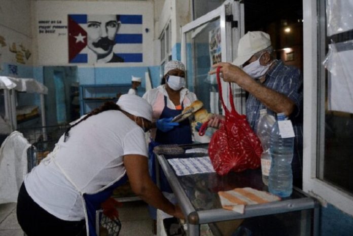 Habaneros deben acostumbrarse a que el pan de libreta venga se prepare con harina de maíz porque el Gobierno advierte que no tiene dinero para comprar harina de trigo