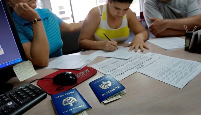 Prohibición del pago de beneficios y problemas migratorios: la cara oculta de la repatriación a Cuba