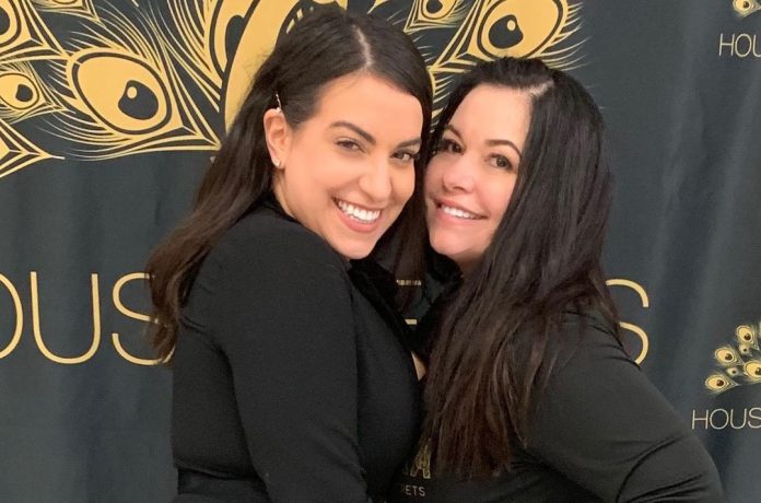 La diseñadora cubana Yas González pide ayuda para recaudar fondos para su madre enferma de cáncer