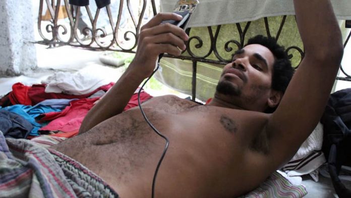 Seguridad del Estado saca por la fuerza a Luis Manuel Otero Alcántara de su vivienda y lo ingresa en el Hospital Calixto García