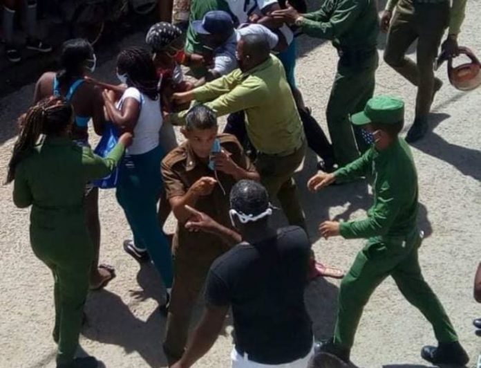 A golpes!!! Las broncas y las colas sin fin se convierten en la escena del día a día para miles de cubanos en busca de comida