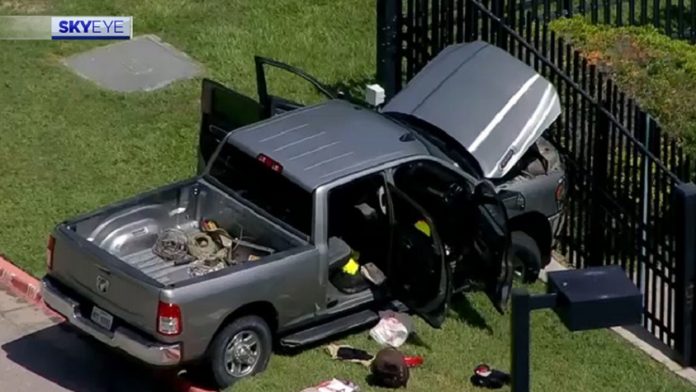 Cubano en Estados Unidos podría ser condenado a 10 años de prisión por embestir oficina del FBI en Houston con una camioneta robada