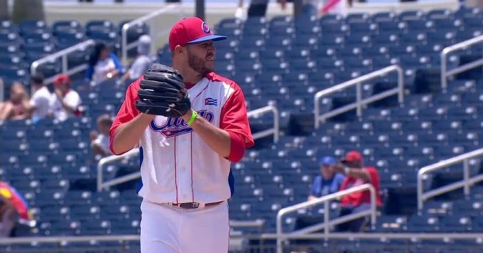 Lanzador cubano Lázaro Blanco habría desertado en Miami horas antes de volar a México, donde debía incorporarse con un equipo que le había contratado