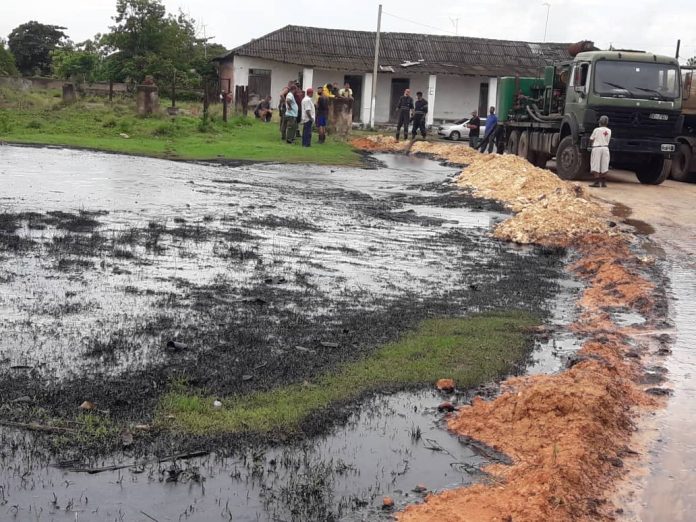 Miles de litros de petróleo del derrame ocurrido en la provincia de Matanzas fueron a parar a un río, causando un desastre ambiental
