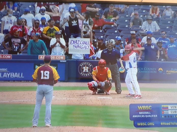 Carteles en contra del Gobierno cubano y de Díaz-Canel inundaron las pantallas de televisión ayer en Cuba durante el partido de béisbol entre la selección nacional y Venezuela