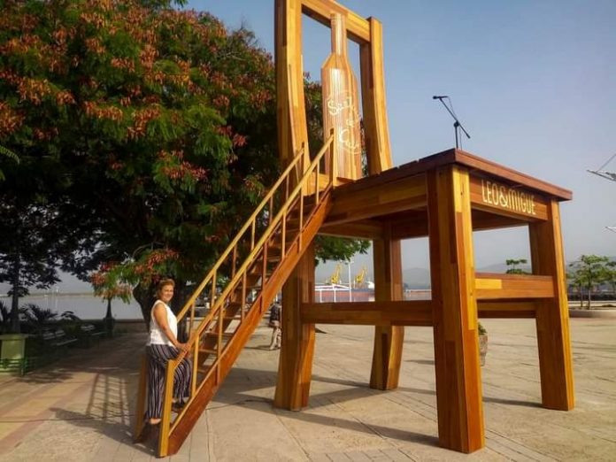 En Santiago de Cuba instalan la que quizás sea una de las sillas más grande del mundo, pero le llueven las críticas de los santiagueros