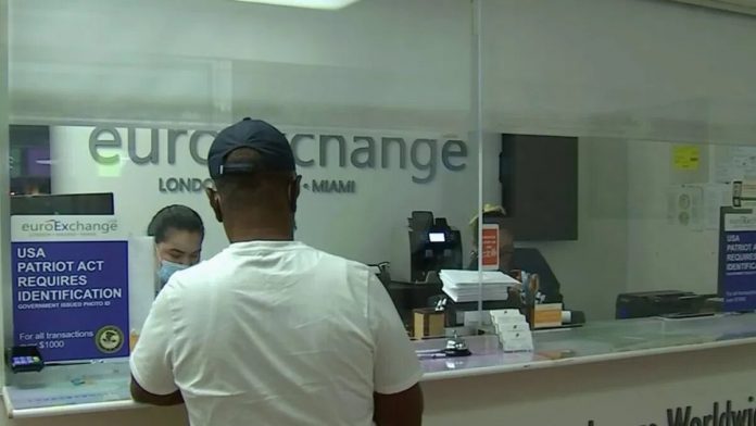 Casas de cambio de divisas en Miami se quedan sin euros para vender tras la prohibición del dólar en efectivo en Cuba para los depósitos bancarios y operaciones monetarias