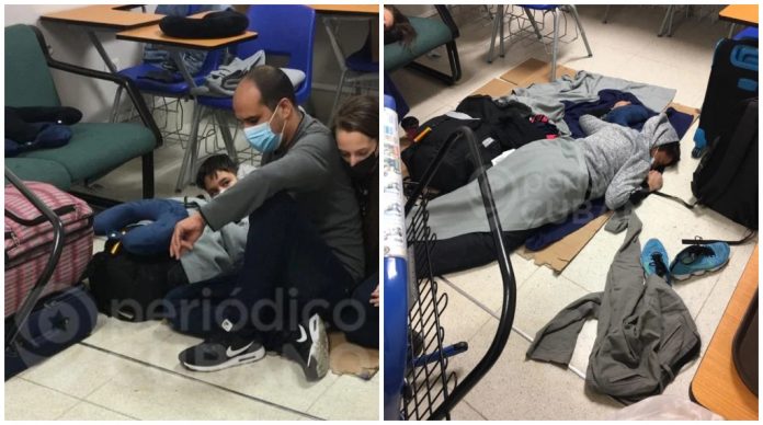 Matrimonio cubano con dos hijos menores de edad lleva más de una semana durmiendo en suelo del aeropuerto de Panamá, luego que no fueran admitidos al volar a México