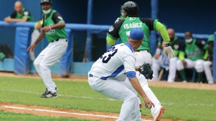 Gobierno cubano culpa a Estados Unidos de todos los problemas del béisbol en la isla, desde la falta de pelotas hasta el 