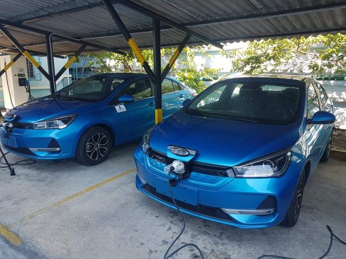 ETECSA gasta miles de dólares de los que se embolsilla por las recargas y compra toda una flota de autos eléctricos para la empresa