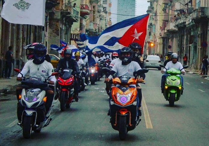 Dueños de motos eléctricas se organizan para denunciar robos y asaltos en Cuba