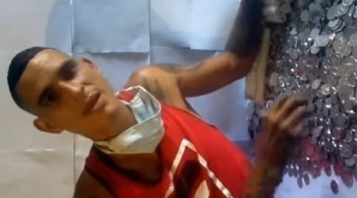 Joven cubano paga con pesetas una multa de 1000 pesos que le impuso la policía por incumplir el toque de queda por apenas cinco minutos