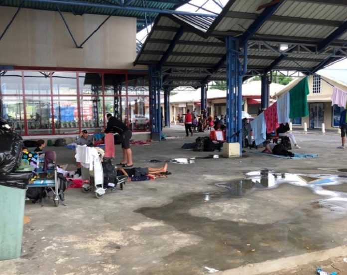 Al menos un centenar de cubanos lleva una semana durmiendo en el suelo de la sala de salidas del Aeropuerto de Surinam