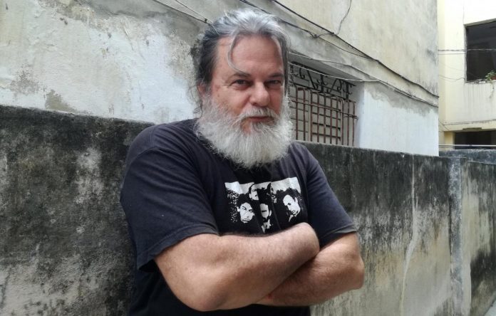 Director de cine cubano Eduardo del Llano dice que nunca ha visto un vídeo de la policía en Cuba dándole golpes a alguien