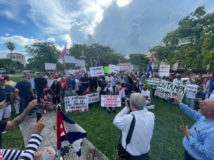 Exiliados cubanos se manifestaron en Miami en contra de las caravanas organizadas por 'Puentes de Amor' que piden el fin del embargo a Cuba: 