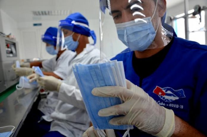 Después de más de un año de la llegada de la pandemia a Cuba, es ahora que el Gobierno anuncia la venta liberada a la población de las primeras mascarillas sanitarias desechables de producción nacional; cuando la mayoría de los países ya se encuentra retirando el uso obligatorio de este aditamento gracias a la vacunación masiva que están desarrollando. Sin embargo, no todo será como ir a comprarlas a la tienda, pues según el reporte de la prensa oficialista una parte de las mascarillas se comercializará en los establecimientos en Moneda Libremente Convertible (MLC) y el resto en moneda nacional 