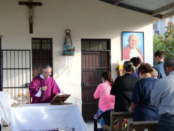 Pidieron también la liberación de las personas detenidas por las últimas manifestaciones en la isla en julio pasado: “¡Cuánto agradecerían tantas familias cubanas y la misma Iglesia, y cuánto disminuiría la tensión social, si hubiese un gesto de indulgencia para los que aún permanecen detenidos por los acontecimientos del pasado verano!”.