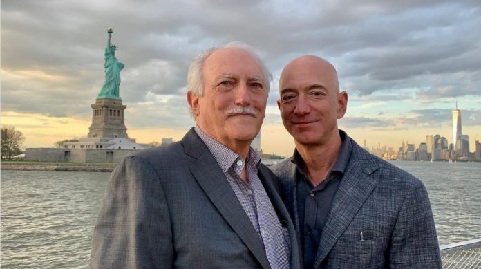El padre cubano de Jeff Bezos, dueño de Amazon, dona 12 millones de dólares a la escuela secundaria católica donde se graduó tras emigrar a Estados Unidos