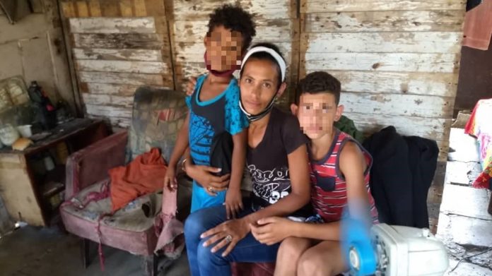 Madre cubana con cuatro hijos reclama ayuda al Gobierno y la respuesta que recibe es que existen casos más criticos que el suyo