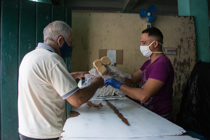 Agrio y mohoso, así amanece el pan que reciben los cubanos por la libreta si lo guardan de un día para otro