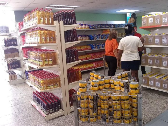 Para comprar en las tiendas en dólares en Pinar del Río ahora hay que apuntarse en una lista de espera y espera que le avisen el día que puede ir