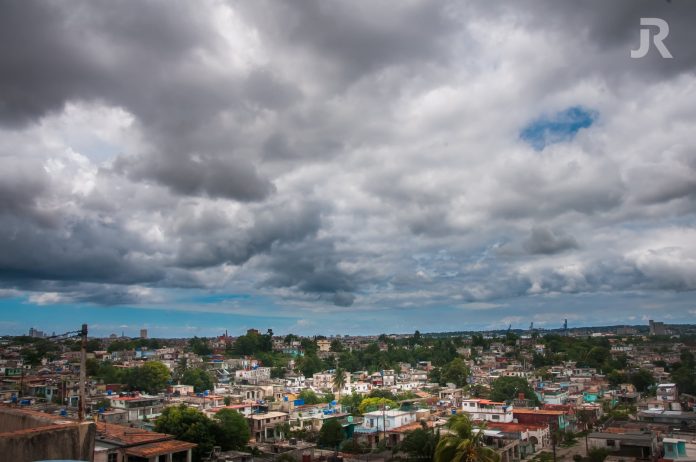 En La Habana la tormenta Elsa ha puesto a correr a la población, que no tiene dónde comprar reservas de comida ni velas si se va la electricidad
