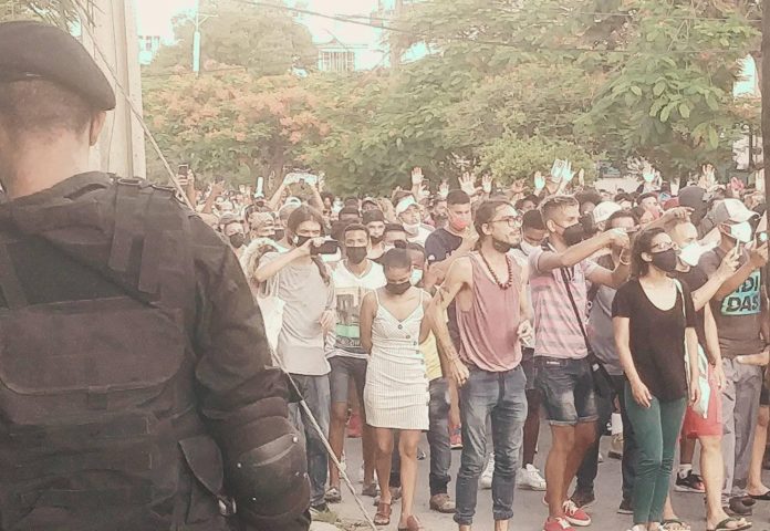 Díaz-Canel dice que los cubanos salieron a protestar por el bloqueo, la pandemia y las carencias materiales que tienen