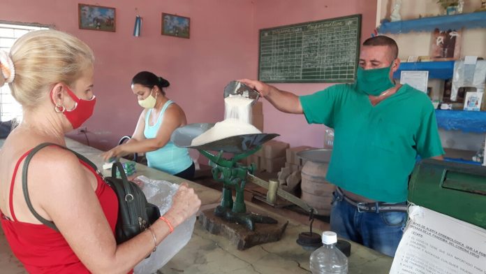 Gobierno cubano anuncia que desde mañana se entregarán de forma gratuita a la población paquetes de alimentos por cada vivienda, recibidos de ayudas internacionales en los últimos días