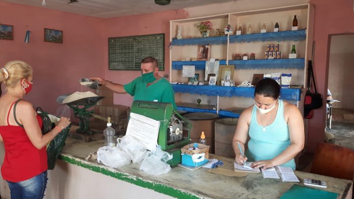 Los cubanos que viven en la Isla deben escoger entre bañarse, vestirse o comer, ante los altos precios generalizados y el desabastecimiento que existe