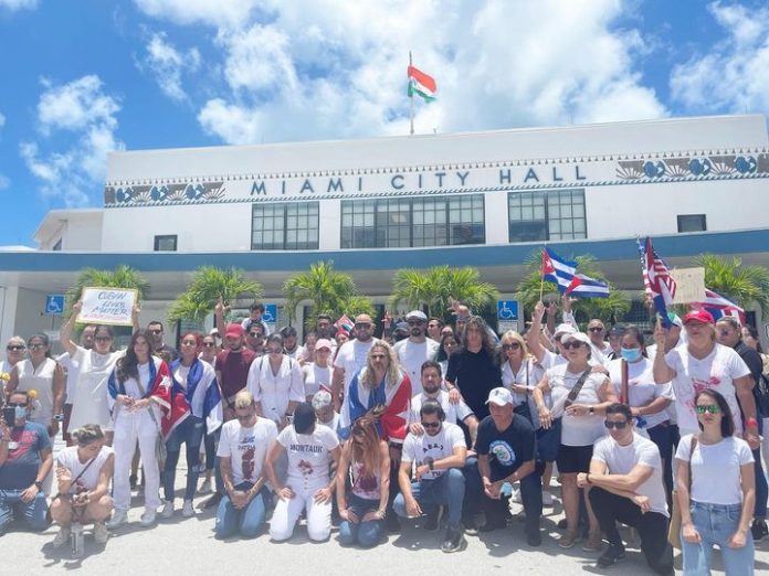 Exiliados cubanos se plantan frente a las oficinas del alcalde de Miami para pedir 