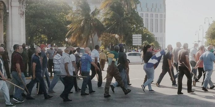 Trabajadores estatales son movilizados en La Habana para patrullar las calles y hacer actos de repudio en las casas de los que salieron a las protestas