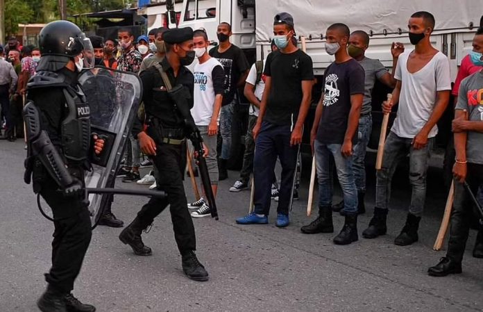 Senador cubanoamericano Bob Menéndez asegura que el presidente Biden ha descartado una intervención militar en Cuba