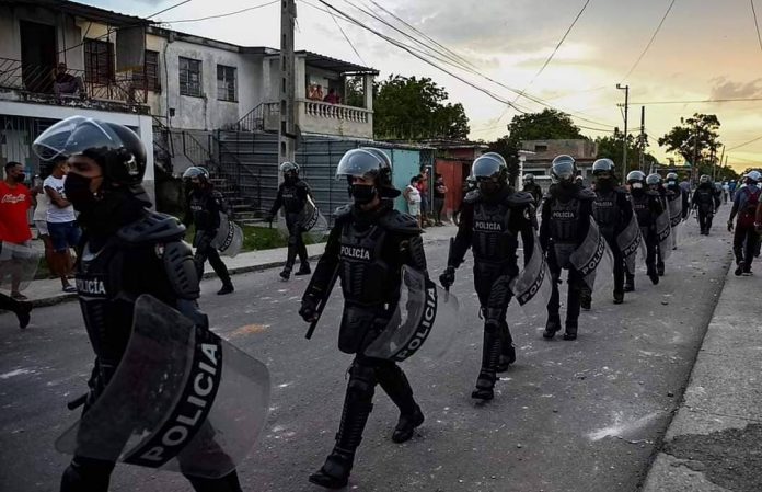 Gobierno cubano utiliza la tranquilidad y oscuridad de la noche para desplegar sus tropas por todas las ciudades del país y sembrar el miedo