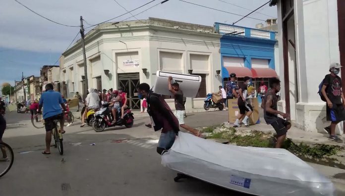 En Santiago de Cuba ponen a los trabajadores a hacer guardia obrera en las tiendas en MLC ante el temor de nuevas protestas y que sean vandalizadas