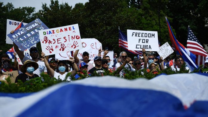 Miles de cubanos vuelven a concentrarse hoy frente a la Casa Blanca y van camino a la Embajada de Cuba en Washington para pedir libertad para la Isla