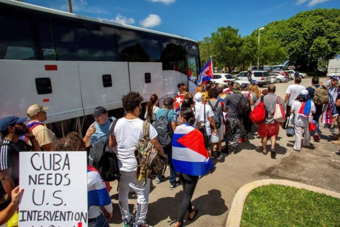 Cientos de exiliados cubanos partieron hoy desde Miami rumbo a Washington para pedir mañana frente a la Casa Blanca libertad y justicia para Cuba