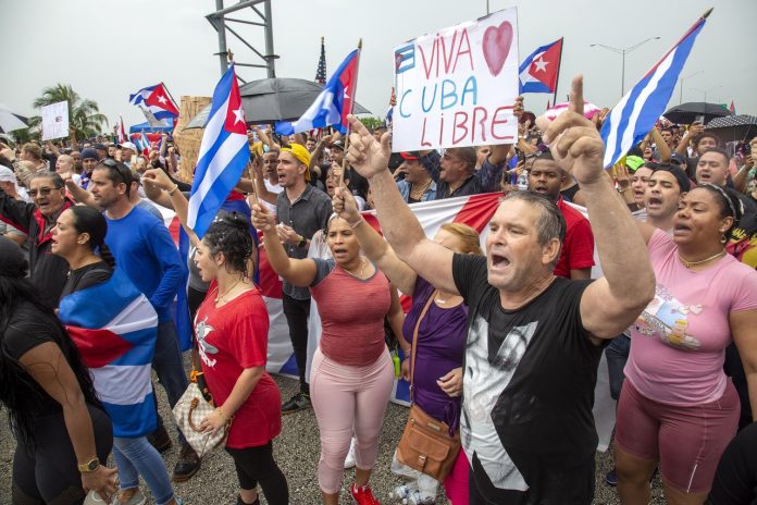 Cubanos en Miami volvieron a bloquear temporalmente una importante autopista de la ciudad para llamar la atención sobre la crisis en la isla