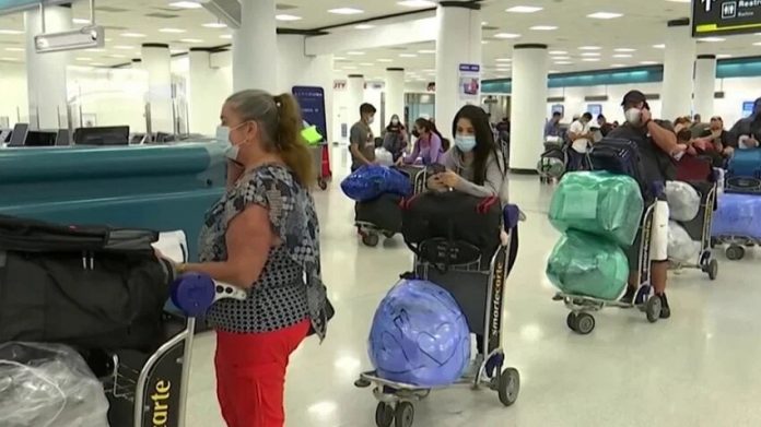 Desde Miami, cubanos aprovechan la eliminación de aranceles de alimentos y medicinas para viajar cargados de maletines a La Habana