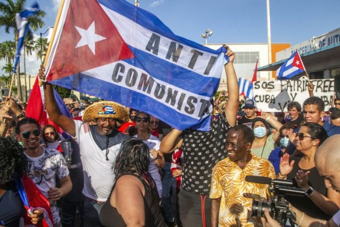 Bloqueo vial, protestas y flotillas de botes: Cubanos de Miami apoyan las manifestaciones masivas en la Isla